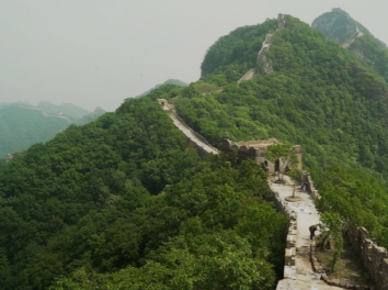 How were the Lookout Holes on the Great Wall Designed